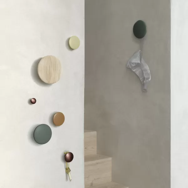 Shop Muuto Patere The Dots - Bois Vert Fonce